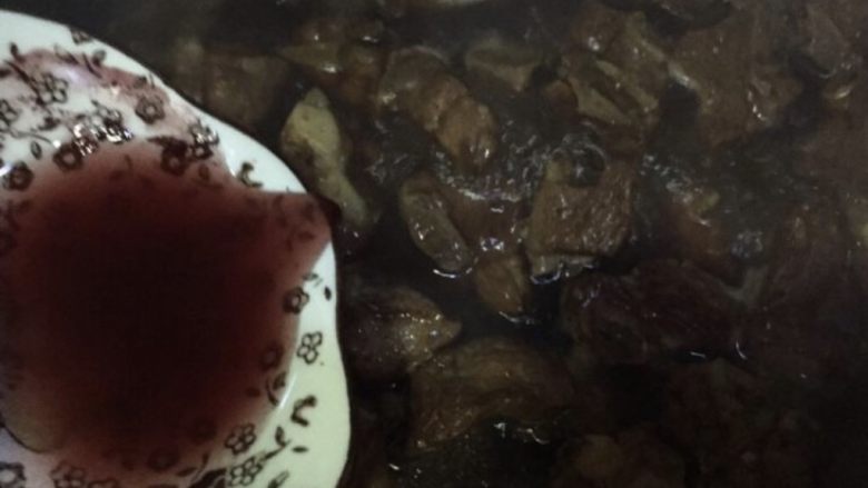 红烧排骨煲仔饭,倒入搅匀的红曲水搅拌均匀,大火收汁即可