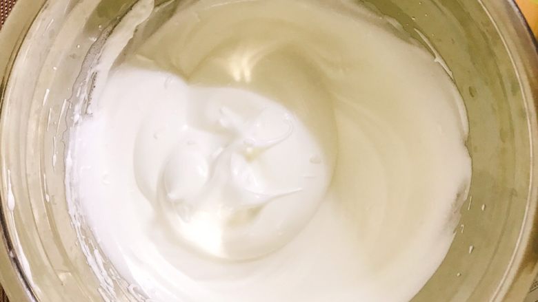 轻乳酪蛋糕(芝士蛋糕),蛋白加糖(分三次加入砂糖)打至湿性发泡(约八分发)