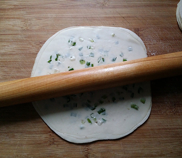 千层葱油饼（饺子皮片版）,用擀面杖将饼皮擀成大簿圆片