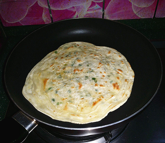 千层葱油饼(饺子皮片版),中小火煎至金黄后翻另一面