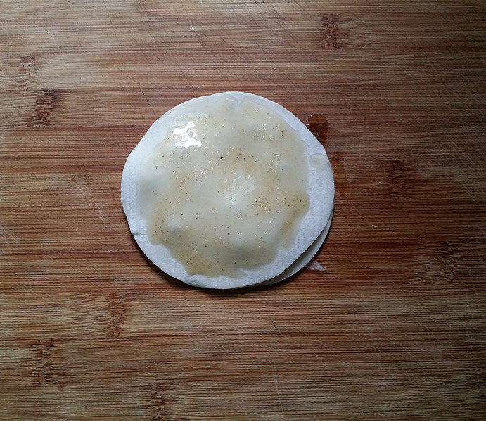 千层葱油饼(饺子皮片版),盖上第二张饺子皮再刷层油酥