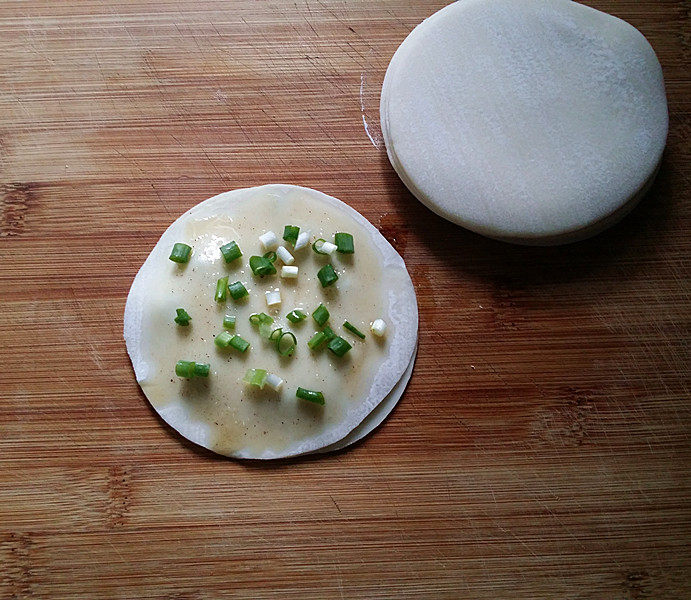 千层葱油饼(饺子皮片版),同样撒少许葱花