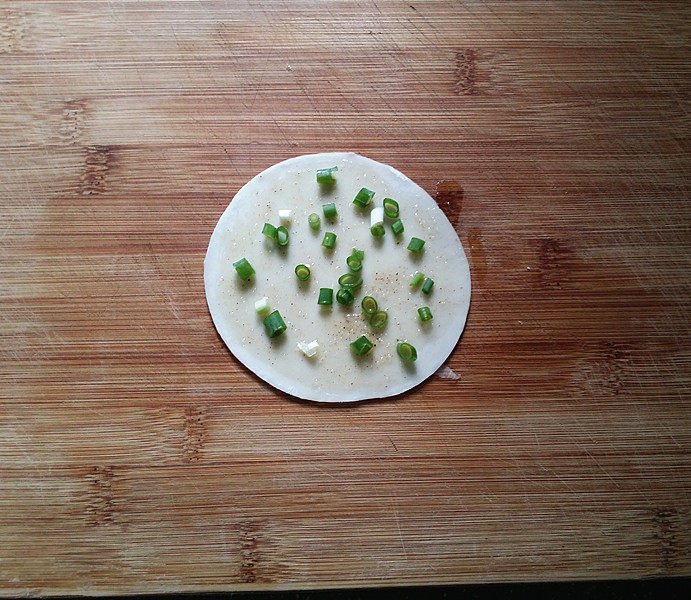 千层葱油饼(饺子皮片版),撒上少许葱花