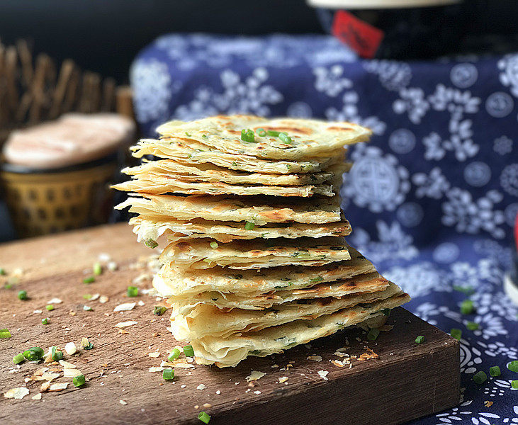 千层葱油饼(饺子皮片版),切开葱油饼:层次分明、又香又脆又酥带有少许轫性、真的很吃