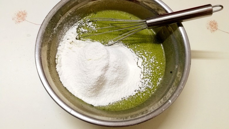 改良简单版网红抹茶奶油毛巾卷,下一步加100克低粉。一定要过筛哈！不然会成颗粒状哦。！切记切记！
