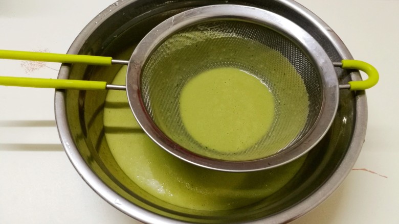 改良简单版网红抹茶奶油毛巾卷,所有材料搅拌均匀后，过筛，最好过筛两至三遍，越细腻口感会越好！