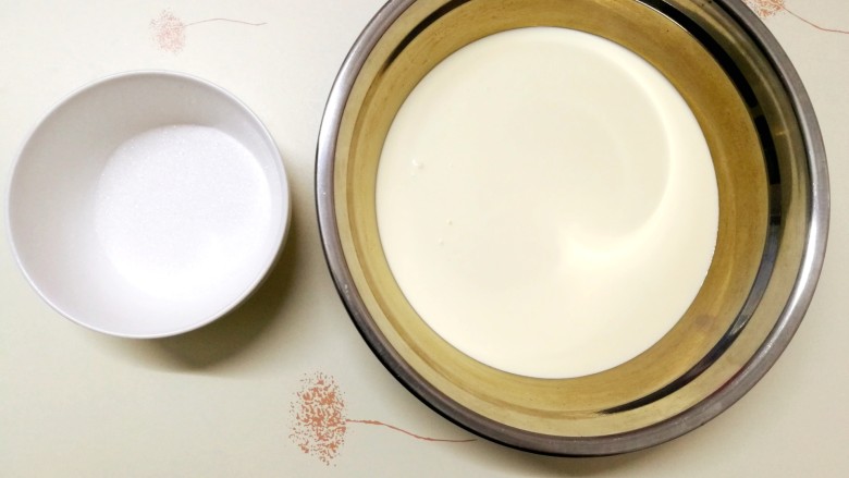 改良简单版网红抹茶奶油毛巾卷,煎完饼放凉，这时候准备夹心奶油馅，350克淡奶油分2次加入白糖。淡奶油很容易打发，所以要留意程度。