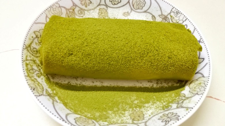 改良简单版网红抹茶奶油毛巾卷,卷好后。包保鲜膜放冰箱冷藏30分钟以上定型，吃的时候撒上抹茶粉就可以啦！