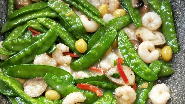 菌类料理+荷兰豆草菇虾仁,加适量盐,<a style='color:red;display:inline-block;' href='/shicai/ 3729'>白糖</a>调味,迅速翻炒均匀,关火。