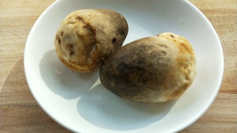 菌类料理+荷兰豆草菇虾仁,<a style='color:red;display:inline-block;' href='/shicai/ 239'>草菇</a>两个洗净外表,当然你可以放更多个( •̀∀•́ )