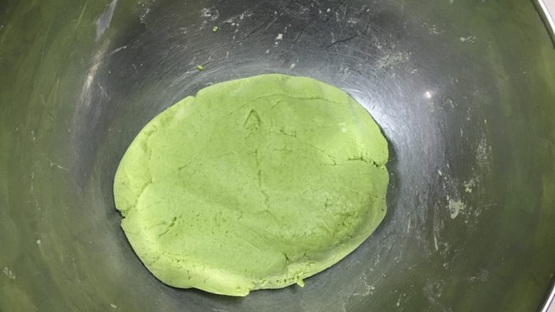 咸蛋肉松青团,先用刮刀大致混合,然后带上手套,把面粉混合成团,包上保鲜膜备用