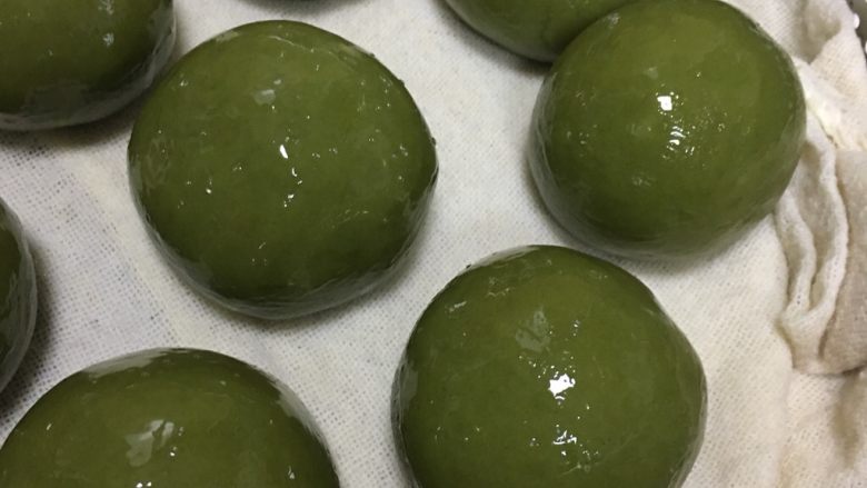 咸蛋肉松青团,青团就做好啦,不及时吃需要用保鲜膜包好保存,下次吃之前上锅蒸3分钟即可