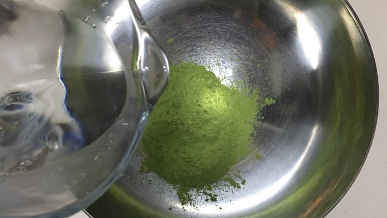 咸蛋肉松青团,麦苗粉加入30g热水,混合均匀