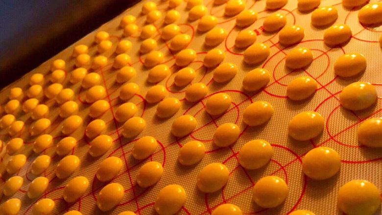 入口即化蛋黄溶豆
,放入提前预热好的烤箱,上火90°下火80°大约15-20分钟,10分钟之前不要开烤箱门,10分钟后可以开门观察,如果蛋黄能轻易取下不粘底,说明已经熟了。
放凉后密封保存,以防受潮。