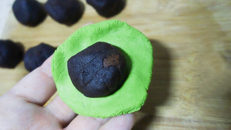 丑萌的青团,我们绿的不一样,先准备好红豆馅,每个约20g。取一块面团包入豆沙馅。豆沙馅的青团是用来做脸部跟身体的部位。