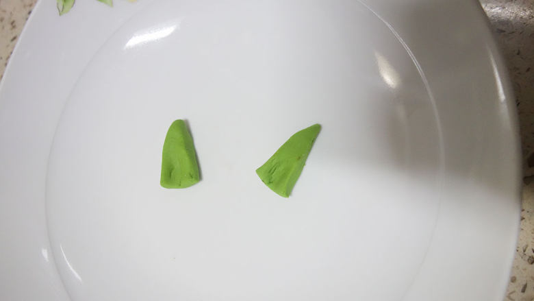 丑萌的青团,我们绿的不一样,用刀将面团切出两个三角形,用手稍微整一下型这就是耳朵了。