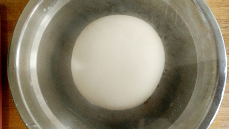 香菇油菜包,揉成光滑面团,盖保鲜膜醒发。