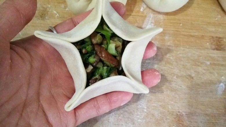 香菇油菜包,填馅料时注意皮的收口处一定要干净,不然容易捏不紧。