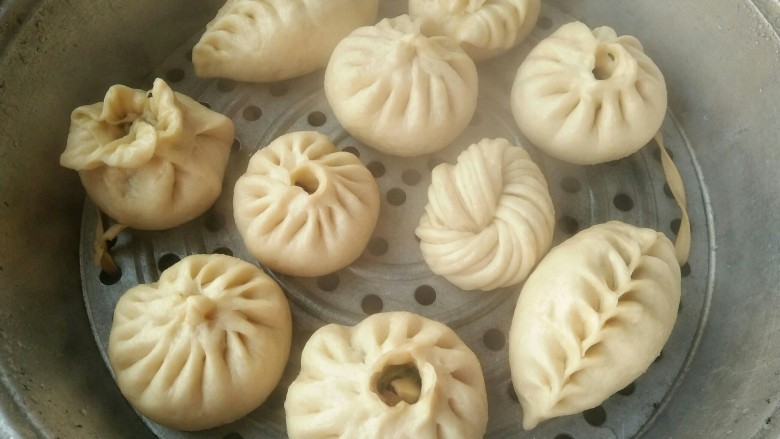 香菇油菜包,出锅后的包子胖成2倍大,但形状和褶子纹路依然很好。