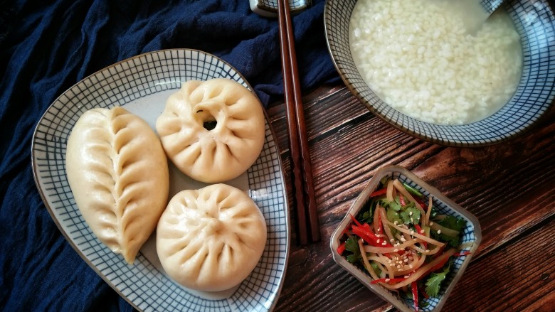 香菇油菜包,简简单单一餐,一份包子,一碗白粥,一份小咸菜。