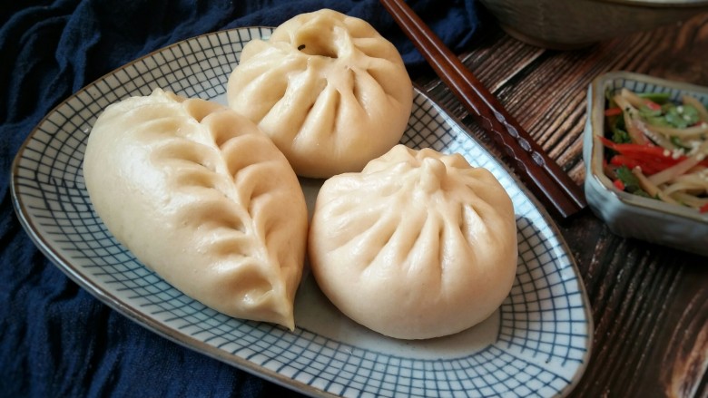 香菇油菜包,成品。白菜包在刚出锅的时候就被小朋友抢去吃了,在此没有出镜。