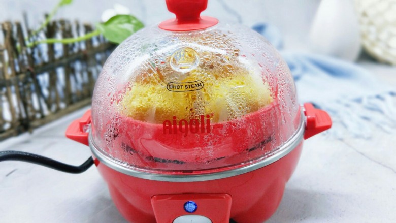 #辅食计划#黄金凤尾虾#煮蛋器版#,启动煮蛋器,蒸12分钟即可。
