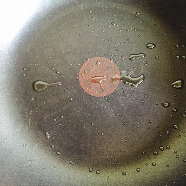 舌尖上的美食~蚵仔煎,不粘锅加热倒入少许色拉油