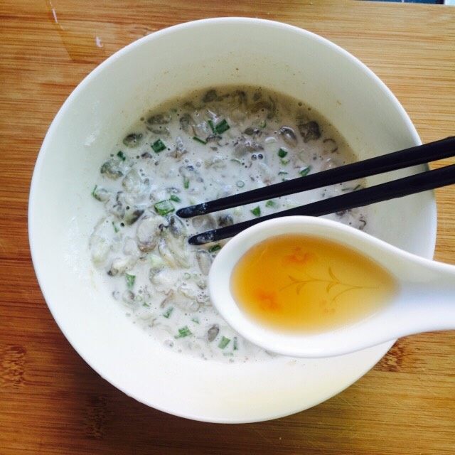 舌尖上的美食~蚵仔煎,再加一勺<a style='color:red;display:inline-block;' href='/shicai/ 718'>料酒</a>然后充分搅拌均匀