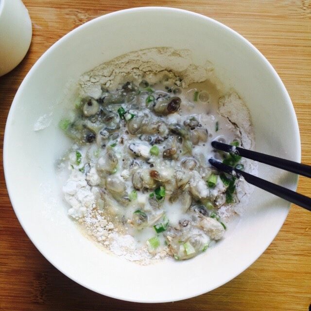 舌尖上的美食~蚵仔煎,稍微搅拌一下