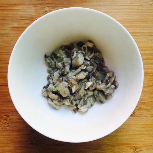 舌尖上的美食~蚵仔煎,放入容器