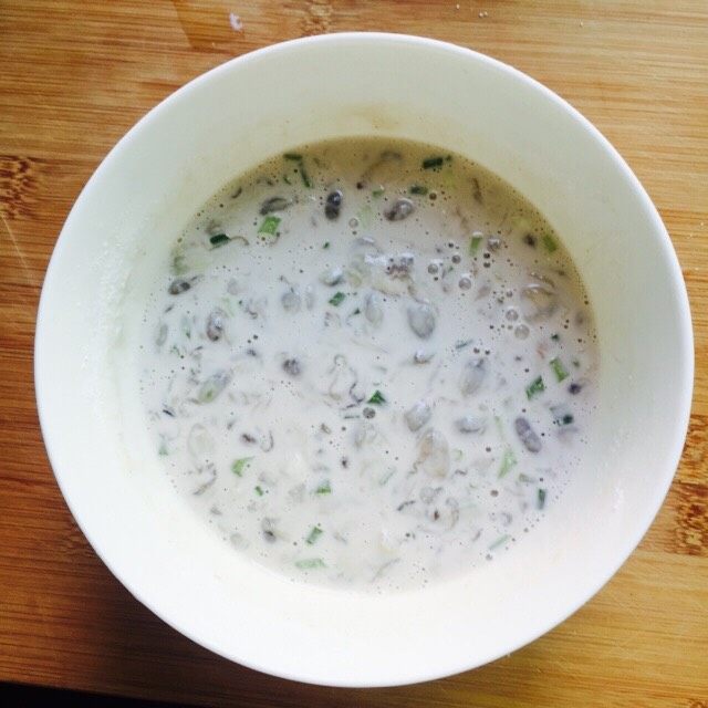舌尖上的美食~蚵仔煎,搅拌好的牡蛎糊静置片刻