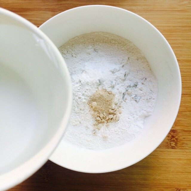 舌尖上的美食~蚵仔煎,缓缓倒入水,边加水边搅拌