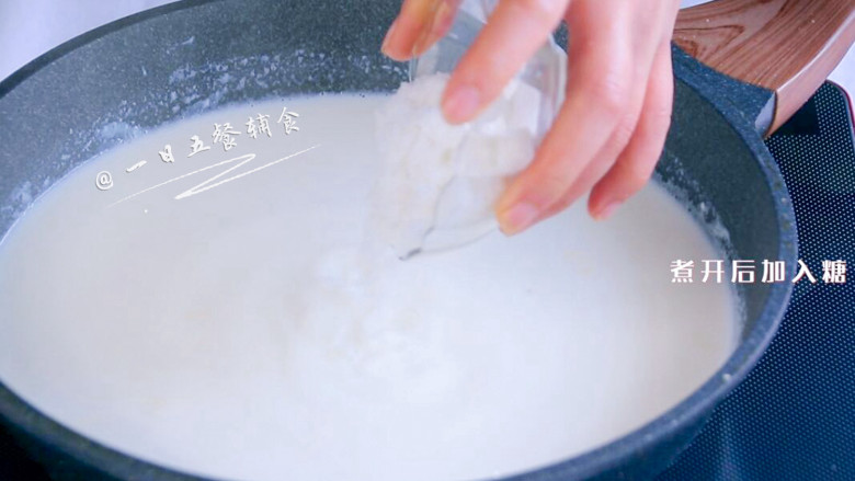 自制炼乳,将500克纯牛奶倒入奶锅中,煮开加入30克糖,开中小火。
>>糖的量很低很低,算是原味炼乳。糖的量还可以再加,糖多一点,放的时间也可以长些。