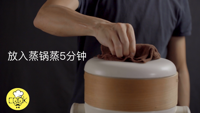 沙白鸡蛋羹,放入蒸锅中蒸5分钟;