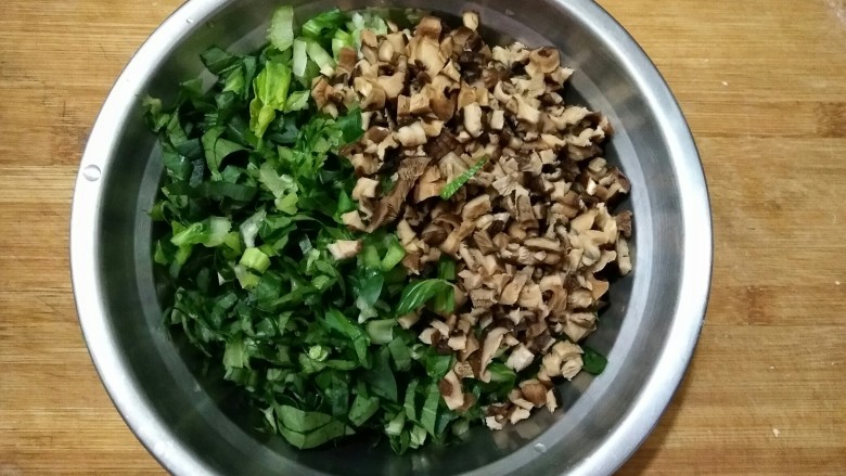 香菇油菜包,将油菜和泡发的香菇切小丁。