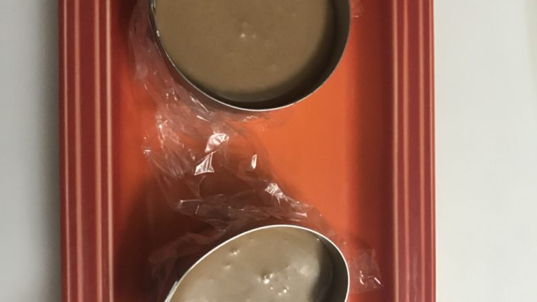 巧克力乳酪渐变慕斯。,第二层慕斯液完成,倒入模具继续冷冻。