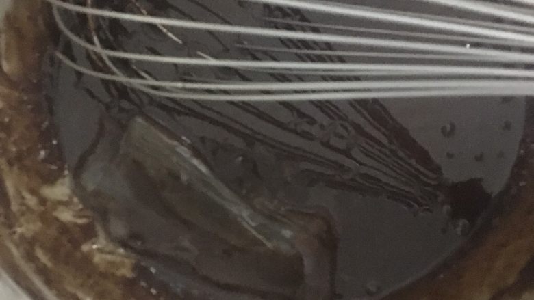 巧克力乳酪渐变慕斯。,加入沥干水分的吉利丁片,继续搅拌至融化。