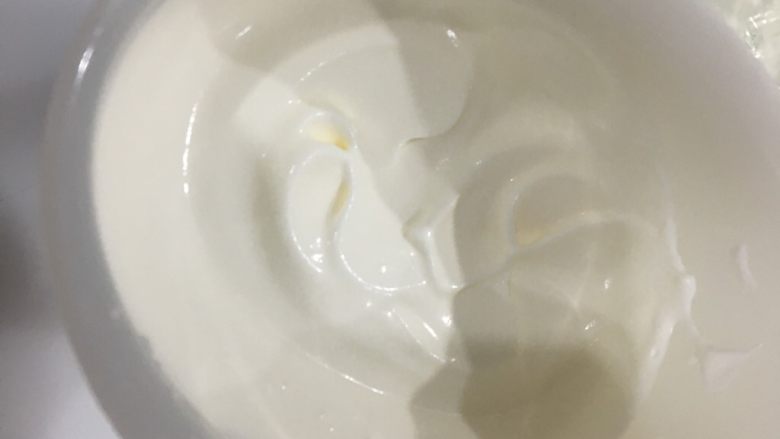 巧克力乳酪渐变慕斯。,210克淡奶油加细砂糖18克打发至5,6分,略有纹路。
