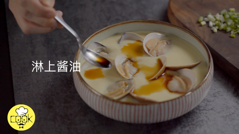 沙白鸡蛋羹,取出蒸好的蛋羹,根据自己的口味淋适量<a style='color:red;display:inline-block;' href='/shicai/ 692'>酱油</a>;
