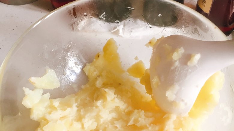 独家炼乳土豆球,用饭勺背儿使劲的压,把土豆压碎,这个过程尽量多压几次,以免滚球球的时候里面还有小土豆块!