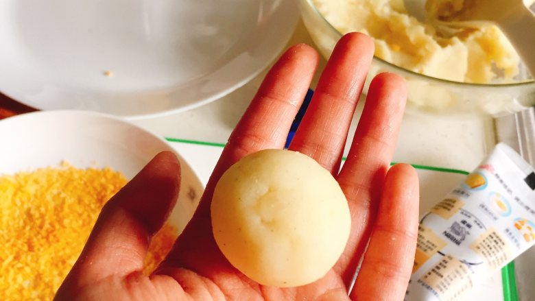 独家炼乳土豆球,揉土豆球,小的时候妈妈在做面食,我们经常跑去玩面团,这个步骤肯定难不倒你。