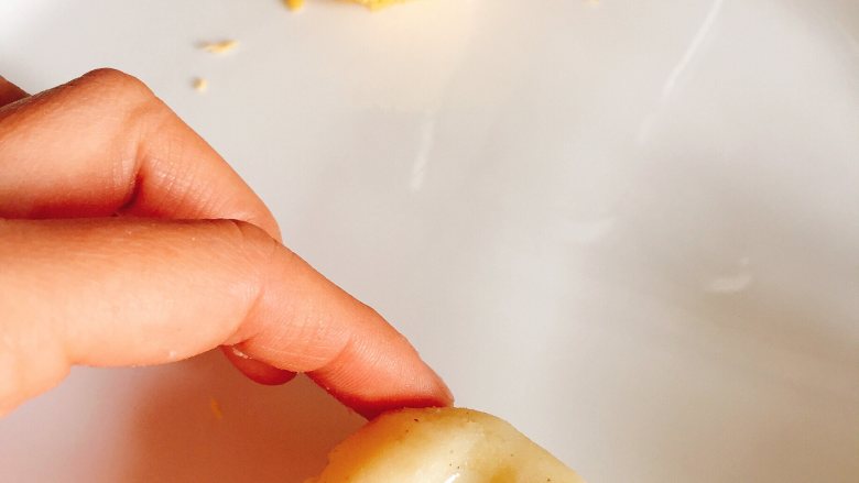 独家炼乳土豆球,这一步比较关键,在土豆球的中间按个小洞洞,将<a style='color:red;display:inline-block;' href='/shicai/ 893'>炼乳</a>挤进去,以后再揉土豆球,这个过程会出现<a style='color:red;display:inline-block;' href='/shicai/ 893'>炼乳</a>流出来,所以如果你有奶酪或者芝士或许会好做一些,家里只有<a style='color:red;display:inline-block;' href='/shicai/ 893'>炼乳</a>,所以我就多试了几次,也成功了。把土豆球按的像饺子皮似的然后中间下压,边缘向上这样缝合起来更容易一些,因为没有人给我拍照片,所以大家只能去感觉一些这个步骤,多试几次。