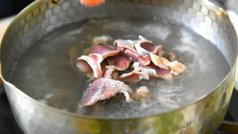 麻辣酸脆,又下饭又下酒,尝上一口就停不下来,烧开一锅水,放入鸭胗,倒入1勺料酒,2勺盐煮开后捞出,洗净备用。