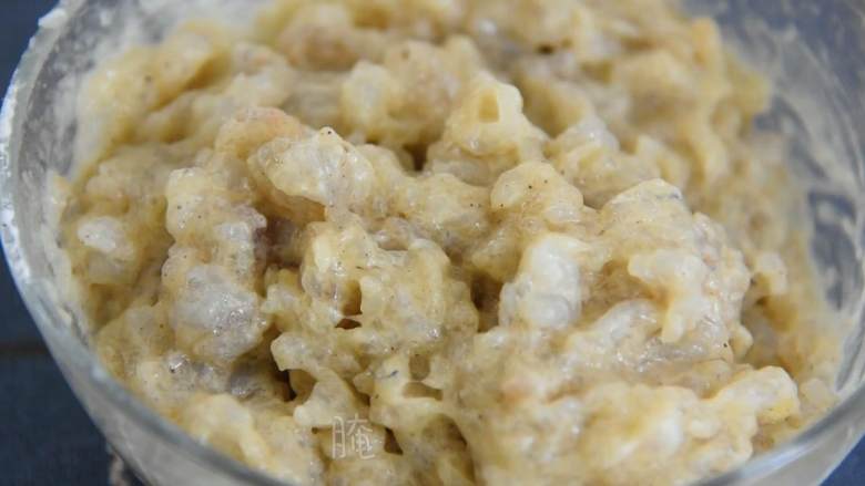 外表金黄酥脆,内里鲜甜Q弹,让人爱不释手的就是它,腌制10分钟。