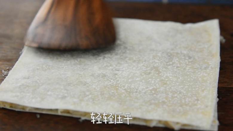 外表金黄酥脆,内里鲜甜Q弹,让人爱不释手的就是它,表面再盖上一张春卷皮,轻轻压平。
