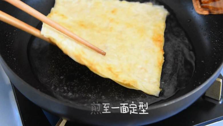 外表金黄酥脆,内里鲜甜Q弹,让人爱不释手的就是它,中火煎至一面定型。