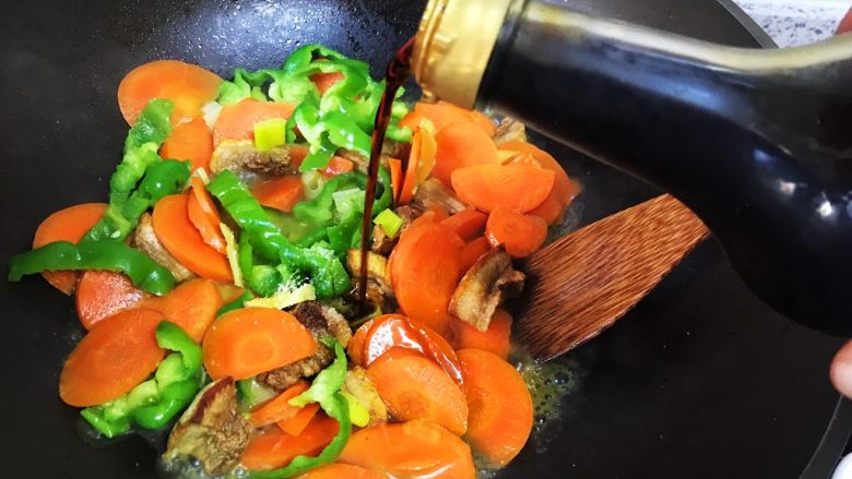 油梭子炒胡萝卜,再调入<a style='color:red;display:inline-block;' href='/shicai/ 788'>生抽</a>