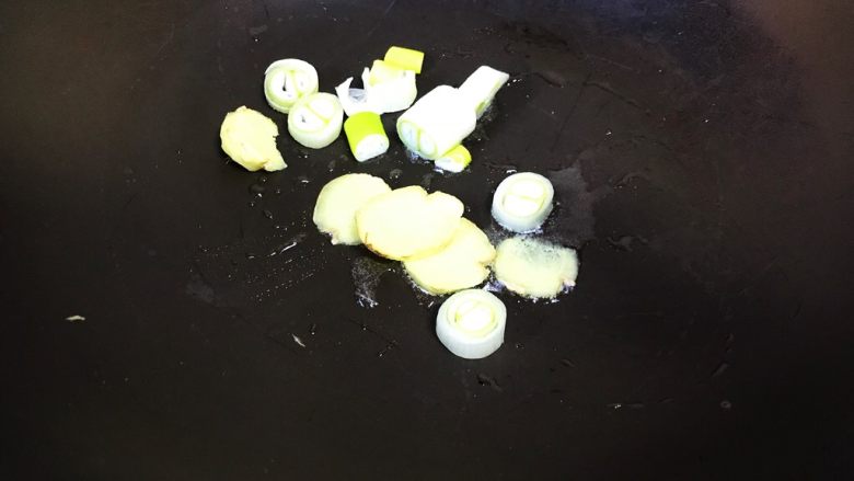 油梭子炒胡萝卜,起油锅放入葱姜爆香