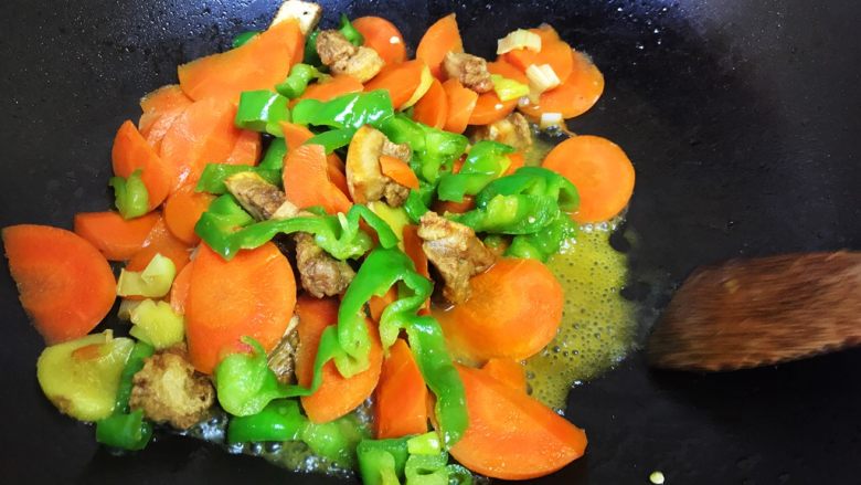 油梭子炒胡萝卜,翻炒片刻入味，收干汤汁即可