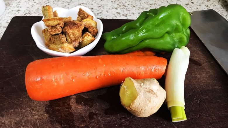 油梭子炒胡萝卜,准备食材